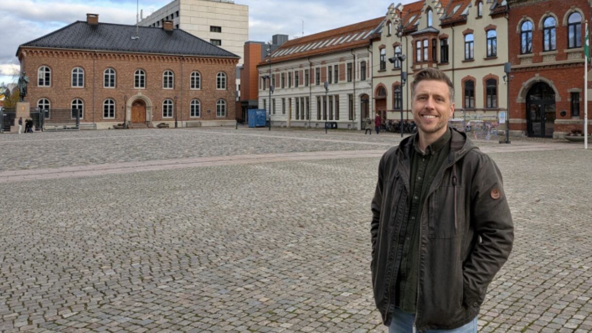 Ola Moa Gausen på torget i Kristiansand