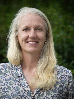 Kvinne med langt lyst hår. Foto.