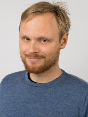 Mann med kort mellomblondt hår. Foto.