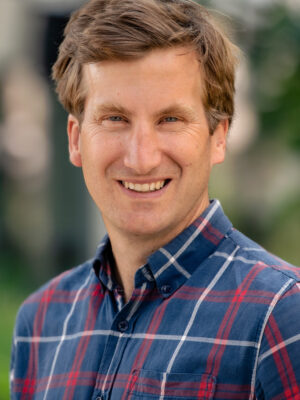 Mann med brunt, kort hår.