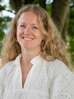 Kvinne med langt, lyst hår. Foto.