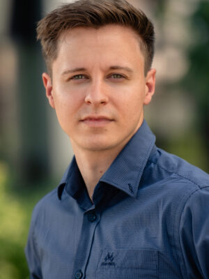 Mann med brunt, kort hår.