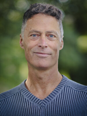 Mann med kort, grålig hår. Foto.