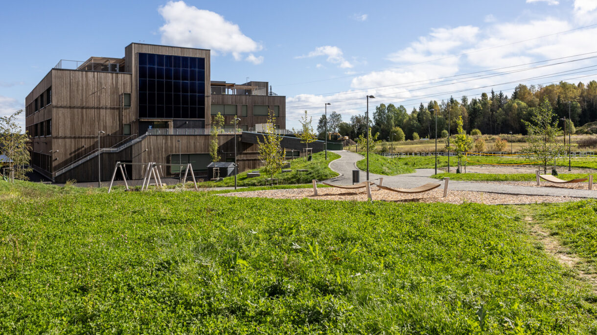 Skolegård med grøntarealer