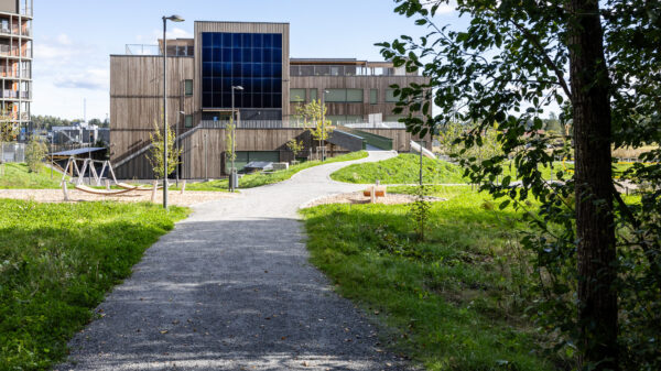 Skolegård og Magasinparken skole. Solcellevegg og trefasader.