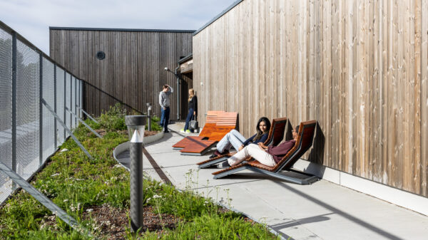 Elever som chiller på takterrassen.