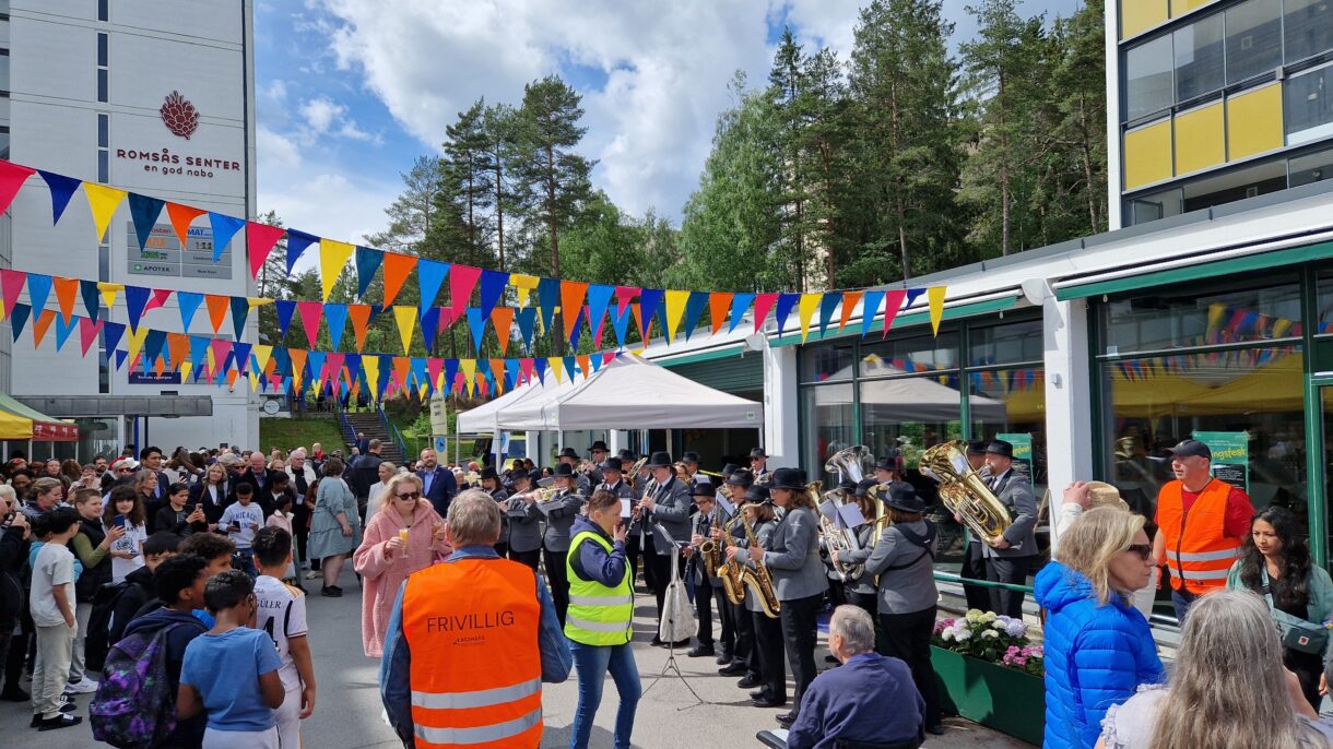 Fra åpningen av Romsås kulturhus. Plassen er pyntet til fest. Mange folk.