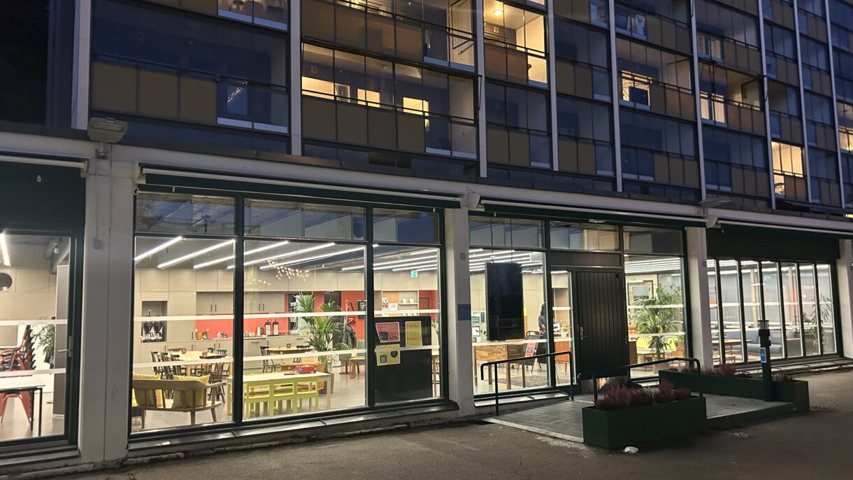 Romsås kulturhus sett utenfra. Kveld.