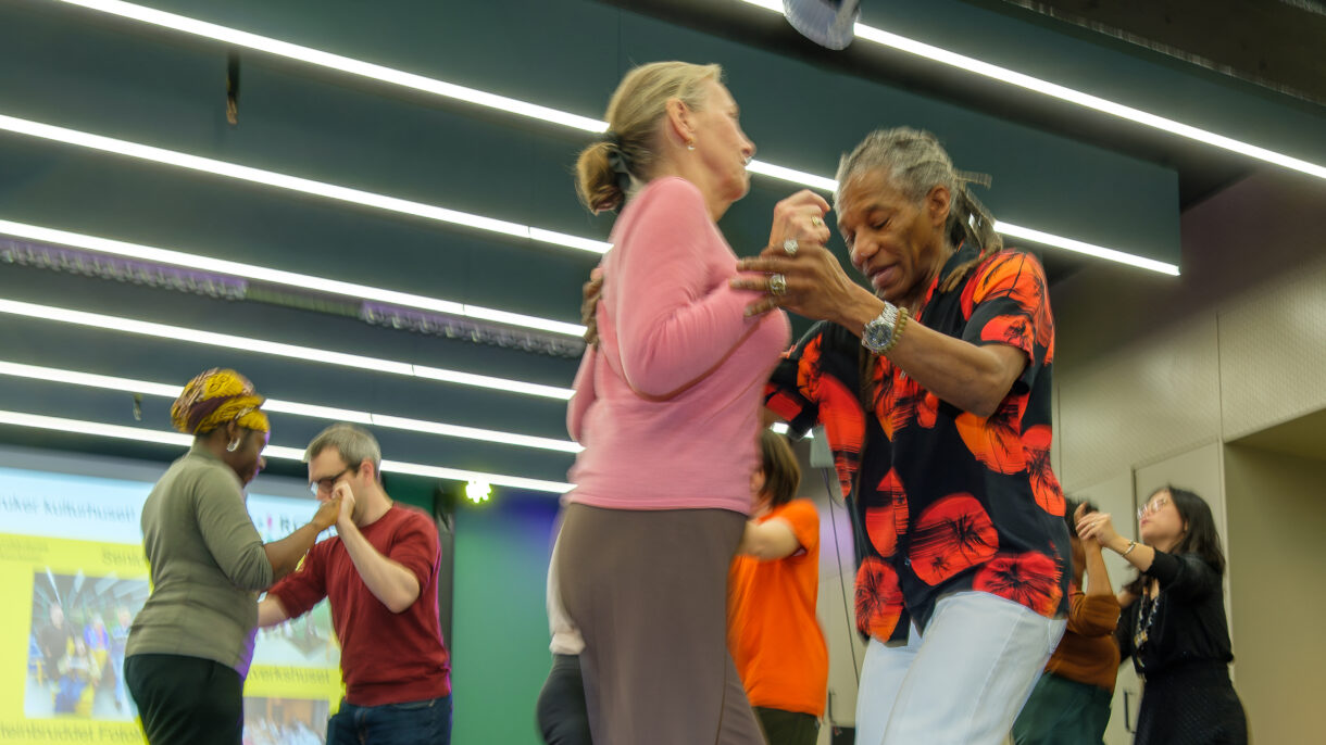 Salsakurs på Romsås kulturhus. Folk som danser.