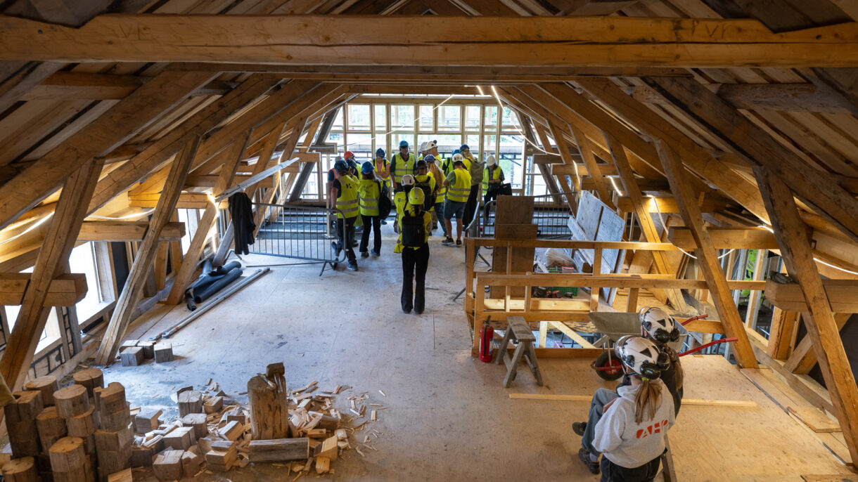 Gruppe på byggeplassbefaring i TradlabTRE.