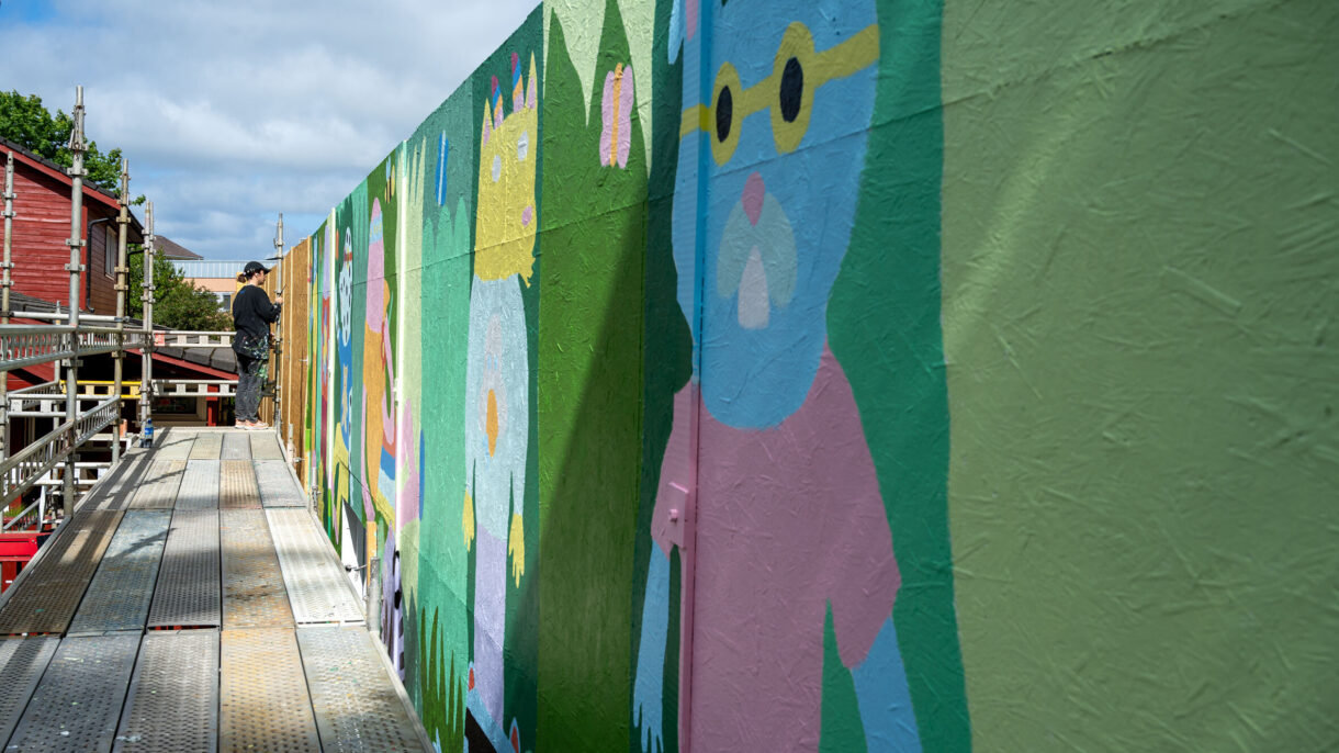 Maling av midlertidig skjermvegg ved barnehage