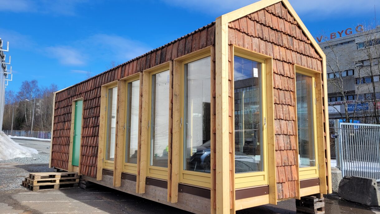 Ombruksmaterialer kan brukes til større eller mindre prosjekter, som dette personalkontoret til Resirqel ved siden av Sirkulær Ressurssentral på Økern i Oslo. Foto: Resirqel