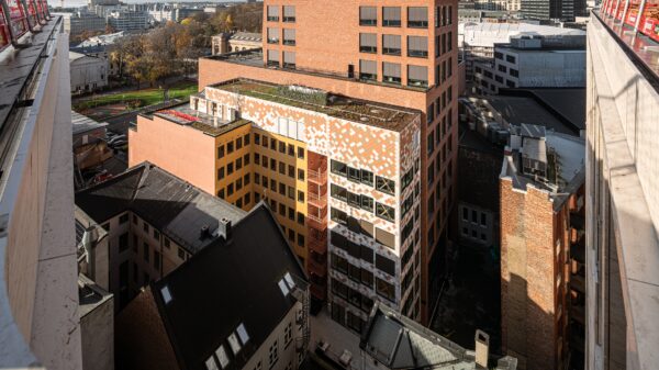 Kristian Augusts gate 13 er et av prosjektene fagrådgiver Erlend Seilskjær i FutureBuilt skal snakke om på seminaret. Utbygger er Entra, arkitekt er MAD. Foto: Kyrre Sundal/MAD arkitekter