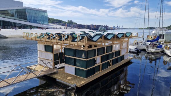 Osloløa er et flytende kunnskaps- og opplevelsessenter for marin forsøpling i Oslofjorden, bygget av AHO-studenter. Foto: FutureBuilt