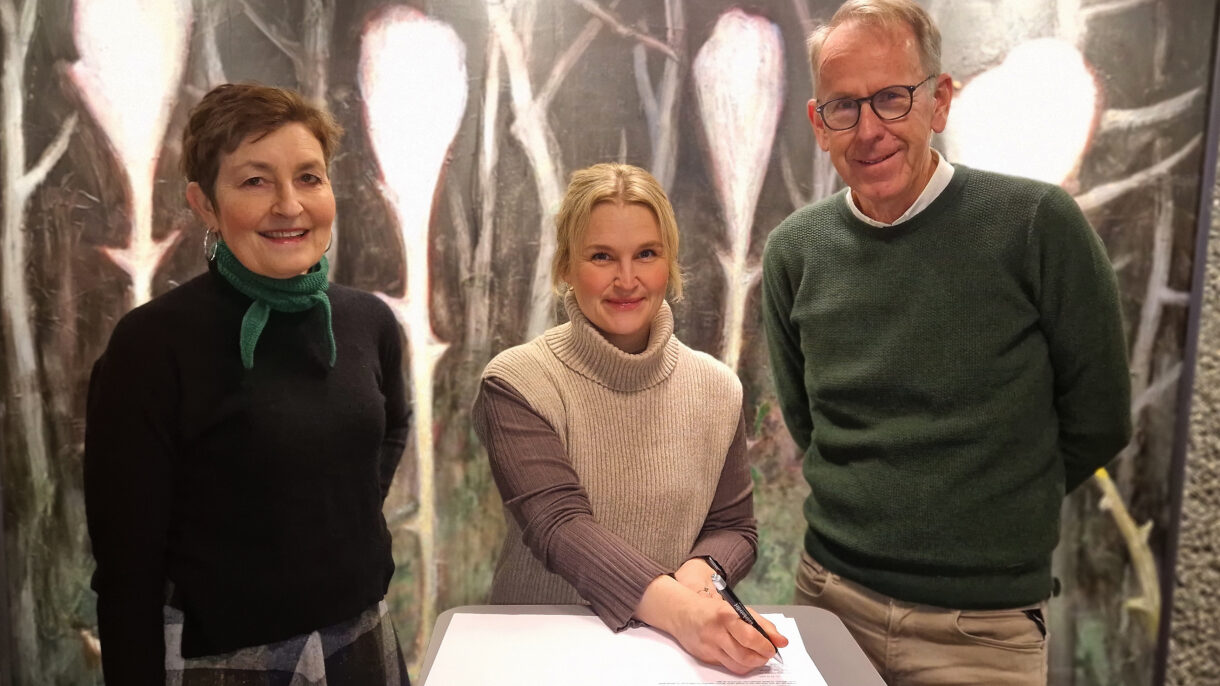 Birgit Rusten (FutureBuilt), Elise Thue Stenstad (Pilates) og Ragnar Sand Fuglum (Asker kommune) signerte avtale om at Teglverket i Spikkestad skal bli et FutureBuilt-prosjekt. Foto: Henrik Slipher / Asker kommune