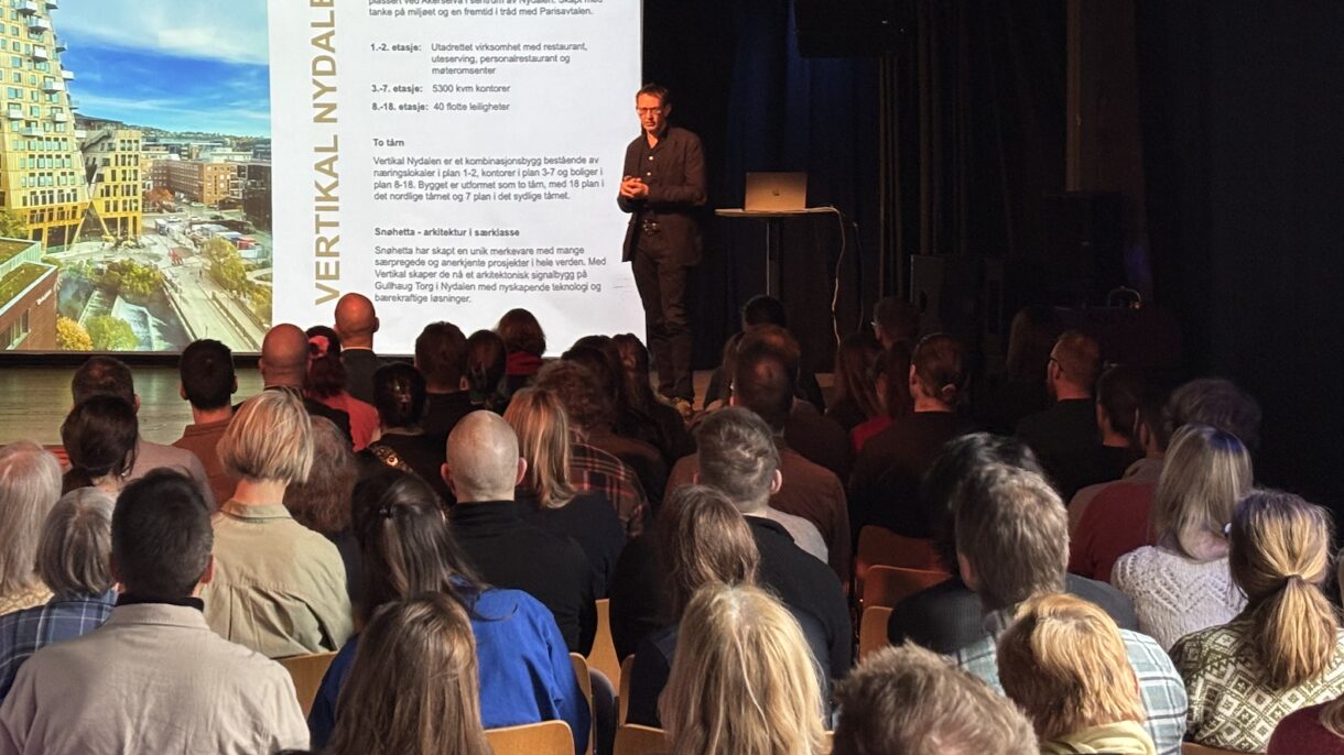 Det var fullsatt sal på Dokkhuset under avsparket for FutureBuilt. Her forteller Geir Thoresen fra Avantor om prosjektet Vertikal Nydalen. Foto: FutureBuilt