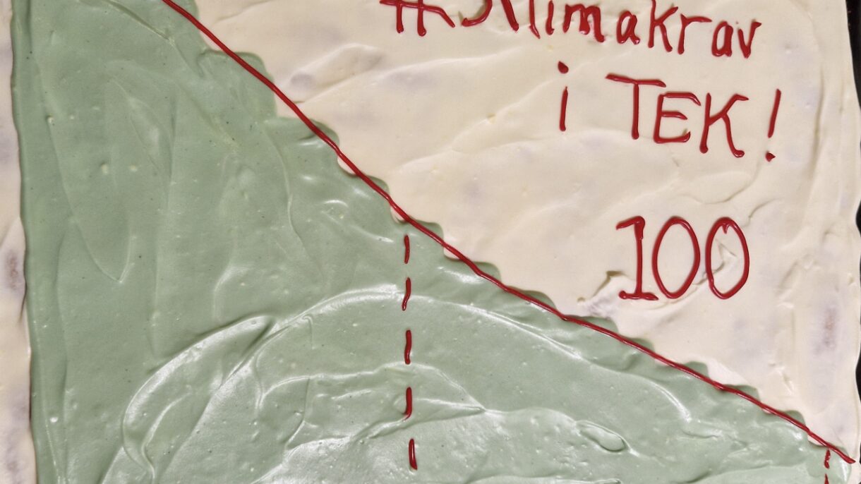 Signering nummer 100 ble feiret med et deilig kakediagram.