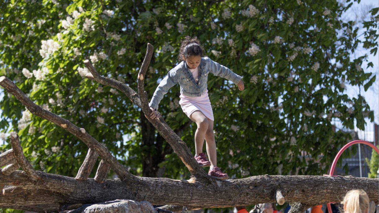 Lekeplassen skal være for alle, både for de som er modige og tør, og for dem som er litt mer forsiktige, forteller Ellinor Aas fra Bjørbekk & Lindheim. Foto: Alessandra Langum / Bjørbekk & Lindheim