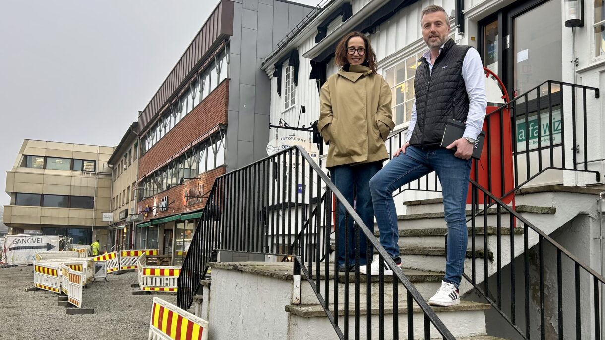 Monica Espinoza Valle og Espen Pettersen Roald utenfor Ski gamle hotell. Foto: FutureBuilt