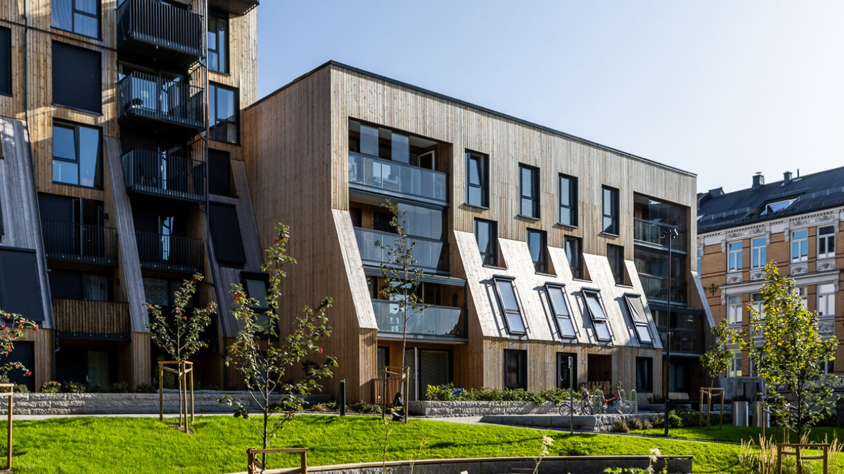 Nye høyisolerende fasader, nytt ventilasjonsanlegg, energibrønner og solenergi på tak og fasader skal redusere energiforbruket med mer enn 70 prosent. Foto: Tove Lauluten