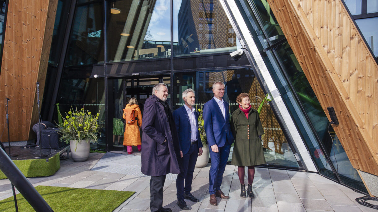 Kjetil Trædal Thorsen (Snøhetta), Stein Ivar Hillestad (Skanska), Øystein Thorup (Avantor) og Birgit Rusten (FutureBuilt) ønsker velkommen inn i Vertikal Nydalen. Foto: Geir Anders Rybakken Ørslien