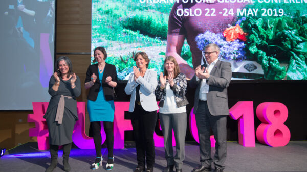 Maria Vassilakou, viseborgermester i Wien, ga stafettpinnen for Urban Future-konferansen til Oslo, Bærum, Asker og Drammen kommuner. Foto: Martin Hörmandinger