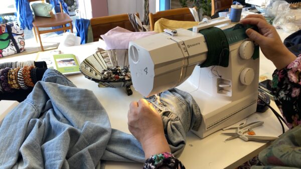 Mobilspa, gratis fiksing og salg av brukte turklær, reparasjon av ulltøy og workshop med fokus på alternativer til plast er blant arrangementene i Ombruksuka i Drammen. Foto: Drammen kommune