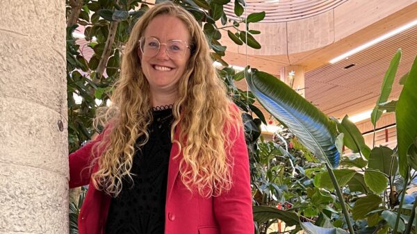 Heather Bergsland er nyansatt prosjektleder for FutureBuilt i Stavanger kommune og skal jobbe med å pushe og støtte bransjen mot morgendagens måter å bygge på. Gjenbruk av eksisterende byggningsdeler, som denne trappesøylen hos Innoasis i Bjergsted, er et eksempel på et klimavennlig grep. Foto: Stavanger kommune