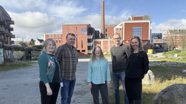 Utvidelsen av parken foran Tou er et samarbeid mellom kommunen og kulturinstitusjonen, og skal skje på klimaets premisser. Fra venstre: seksjonssjef Else Dybkjær fra Stavanger kommune, daglig leder på Tou Per Arne Alstad, FutureBuilt-prosjektleder Heather Bergsland, teknisk ansvarlig Ole Reidar Gudmestad fra Tou og landskapsarkitekt Elin Henricson fra Stavanger kommune.