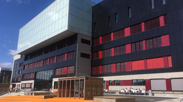 Rundt 1000 kvadratmeter med fasadeintegrerte solceller er beregnet til å produsere omtrent 105.000 kilowattimer strøm gjennom året