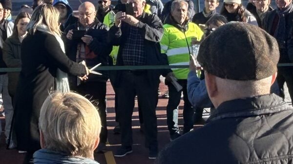 Marit Vea, byråd for miljø og samferdsel, klippet snora for bygata øst på Furuset på mandag. Foto: FutureBuilt