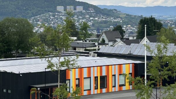 1000 kvadratmeter solceller sørger for strømproduksjonen. Foto: FutureBuilt