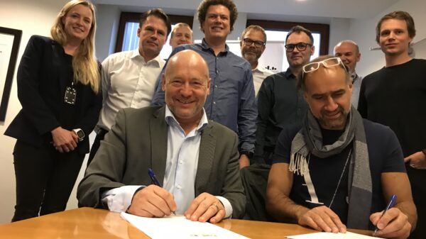 Nå er kontrakten mellom Omsorgsbygg og HENT signert. Nina Mellem, Torge Railo, Eldar Brynjulfsen, Flemming Idsøe (alle fra Omsorgsbygg), Kjetil Stenersen (OEC), Arnt Rian, Nils Hjulstad, Tord Sandvik (alle fra HENTE). Foran adm.dir i Omsorgsbygg Per Morten Johansen og adm.dir. i HENT AS, Jan Jahren. Foto: Omsorgsbygg/Marte Svenneby