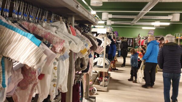 1500 kvadratmer med ombruksvarer gjør det nye ombrukssenteret i Slemmestad til Norges største. Foto: FutureBuilt