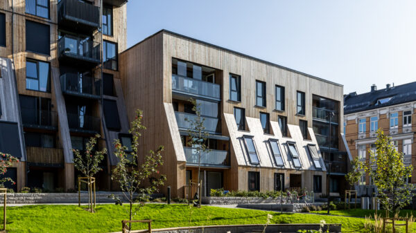 Nye høyisolerende fasader, nytt ventilasjonsanlegg, energibrønner og solenergi på tak og fasader skal redusere energiforbruket med mer enn 70 prosent. Foto: Tove Lauluten