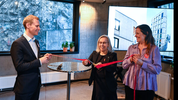 Statssekretær Sigrun Prestbakmo klippet snor og erklærte Fyrstikkbakken 14 for åpnet. Bjørn Lillebekk fra Birk & Co og Gro Gustavson fra AF Eiendom holdt snoren. Foto: Torbjørn Tandberg