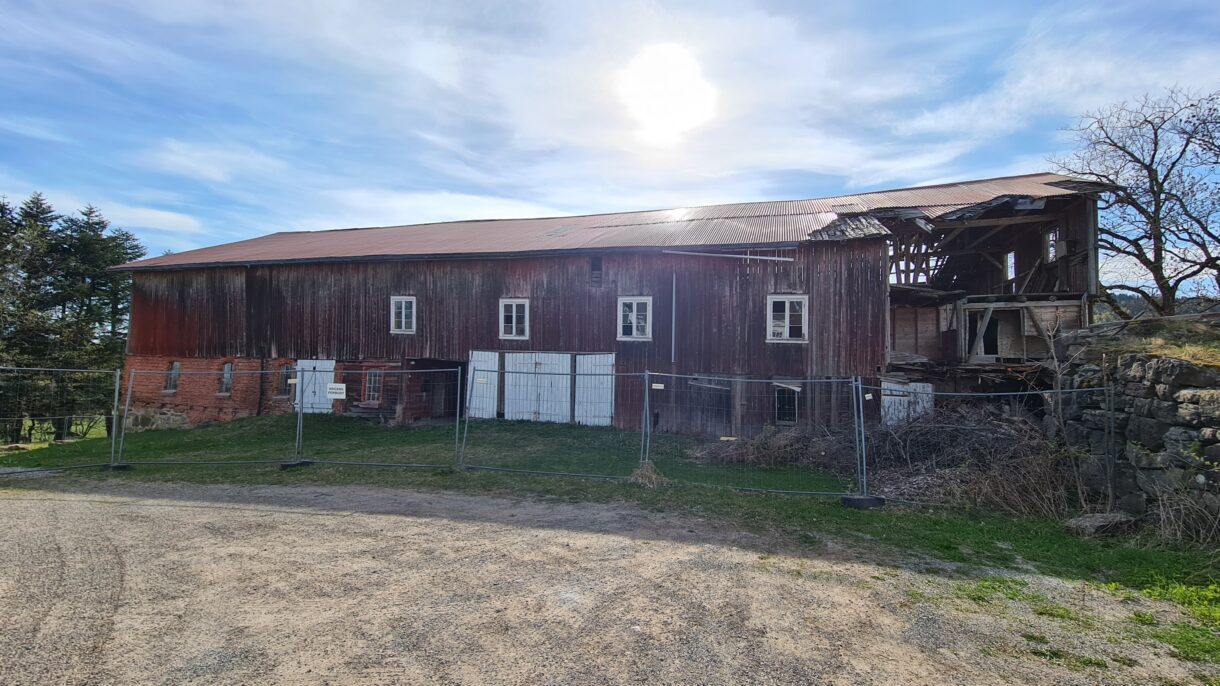 Nedre Sem låve rehabiliteres i tråd med FutureBuilts kriterier for sirkulære bygg og er også en pilot på reduksjon av plast i bygg. Ill.: Ola Roald Arkitektur