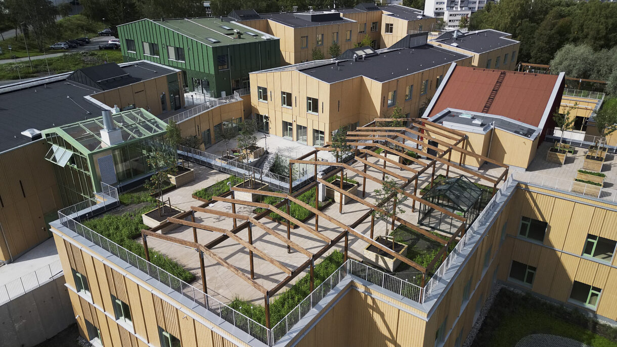 Furuset hageby får et frodig grøntaanlegg, blant annet en takhage, der det også er etablert en turløype for beboerne. Takene brukes også for å håndtere overvann, samt mat- og energiproduksjon. Foto: Bård Gudim/AF Bygg Oslo