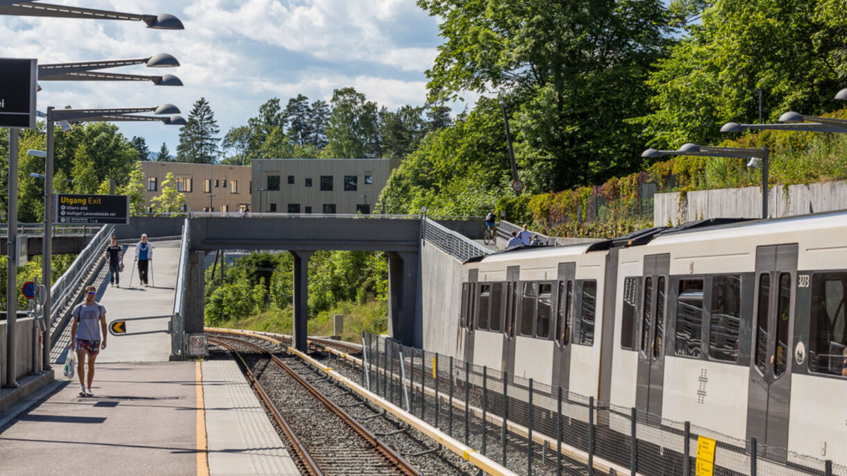 Bjørnsletta skole sett fra nærmeste T-bane stasjon Fotograf Tove Lauluten