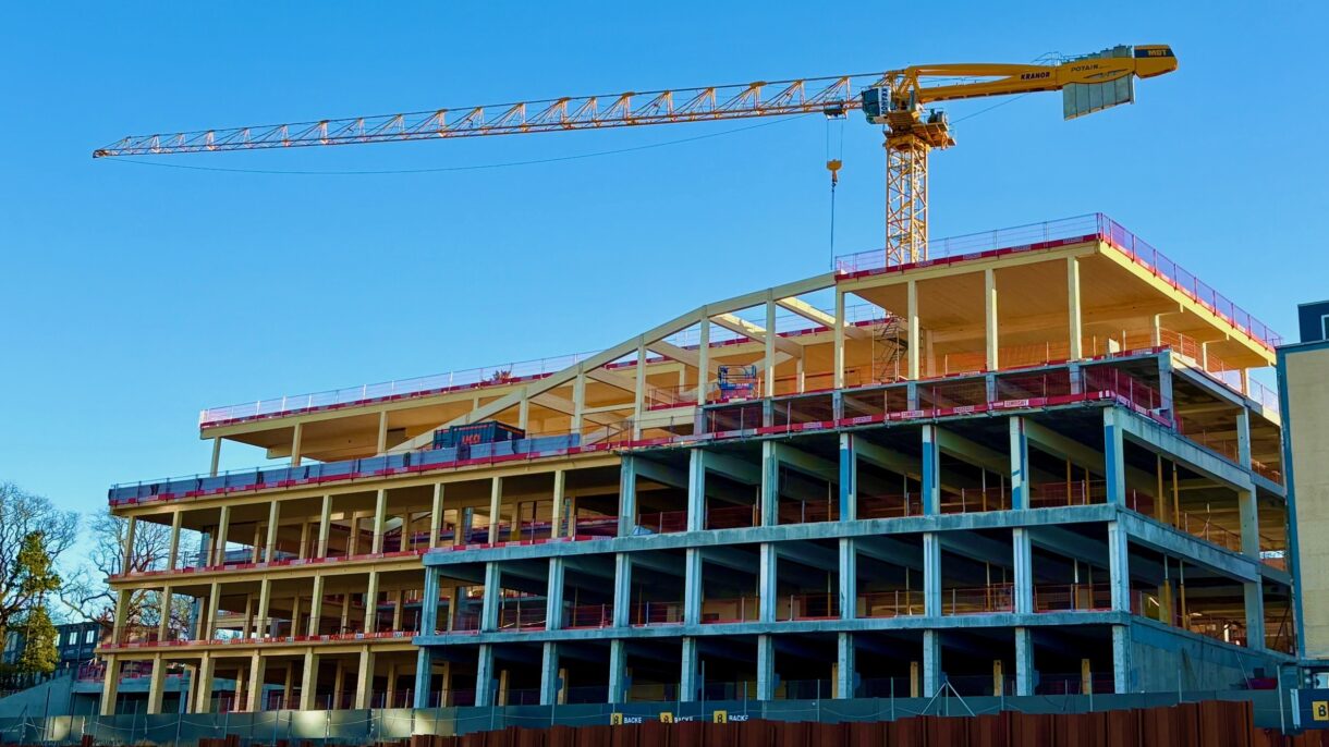 Bygget er delt i to for å skape lettere gjenomgang for byens befolkning. Foto: Christoffer Soland Johannessen